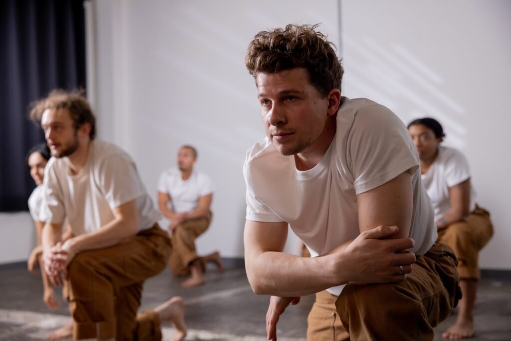 バンクーバーでダンス公演「Fall(se) Circ(us)」振付には空手の影響も